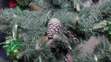 Noel ağacını Noel arifesinden önce süsleyin, parlak çelenkler, yeşil arifeler, yakın plan Ukrayna Dnepr Dnipro