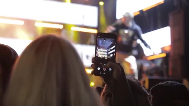 人々はコンサートパーティーの群衆で携帯電話でビデオや写真を撮るウクライナ Dnpr Dnipro Fest — ストック動画