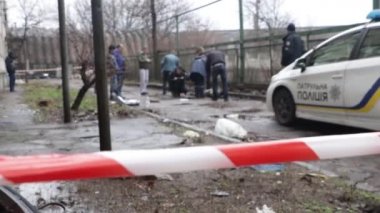 Suç mahalli araştırması, kurbanın bedeni, kanı ve çekici tebeşirle çizilmiş. Cinayet silahı Ukrayna Dnipro Dnepr.