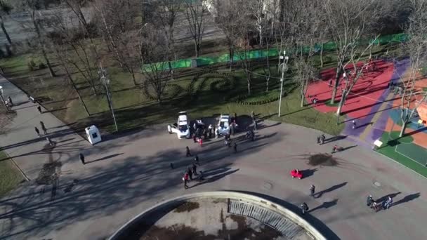 Dnipro Oekraïne Politieauto Van Patrouille Staat Achter Bomen Het Stadspark — Stockvideo