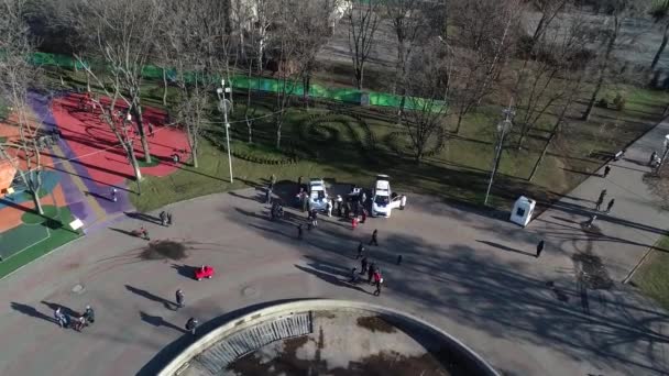 乌克兰第聂伯 巡逻车停在城市公园的树后 温暖的春天 周围树上新鲜的绿叶 — 图库视频影像
