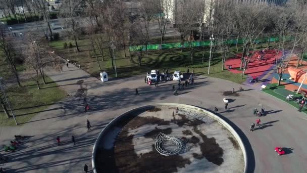 Dnipro Oekraïne Politieauto Van Patrouille Staat Achter Bomen Het Stadspark — Stockvideo