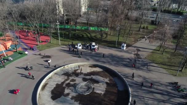 Dnipro Ukraine Ein Streifenwagen Der Polizei Steht Hinter Bäumen Stadtpark — Stockvideo