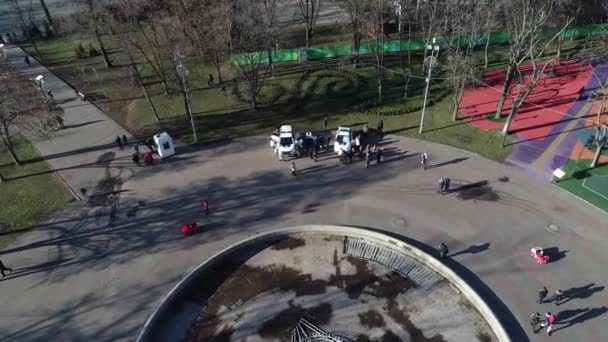 Dnipro Ukraine Ein Streifenwagen Der Polizei Steht Hinter Bäumen Stadtpark — Stockvideo