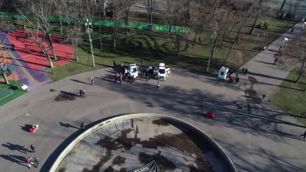 Dnipro Ukraine Ein Streifenwagen Der Polizei Steht Hinter Bäumen Stadtpark — Stockvideo