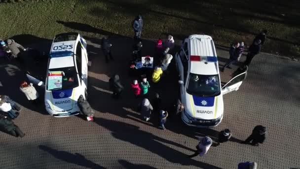 Dnipro Ukrajina Hlídkové Policejní Auto Zaparkované Stromy Městském Parku Teplý — Stock video