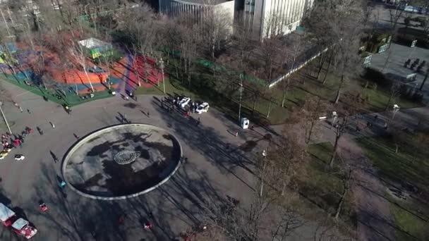 Dnipro Ukraina Polisbil Parkerad Bakom Träden Stadsparken Varm Vårdag Färska — Stockvideo