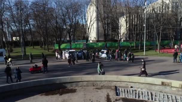 Dnipro Ukraine Ein Streifenwagen Der Polizei Steht Hinter Bäumen Stadtpark — Stockvideo