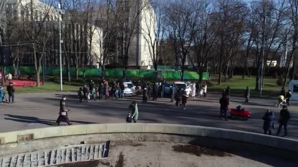 Dnipro Ukrajina Hlídkové Policejní Auto Zaparkované Stromy Městském Parku Teplý — Stock video