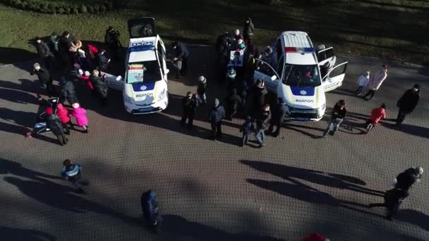 Dnipro Ukraina Polisbil Parkerad Bakom Träden Stadsparken Varm Vårdag Färska — Stockvideo