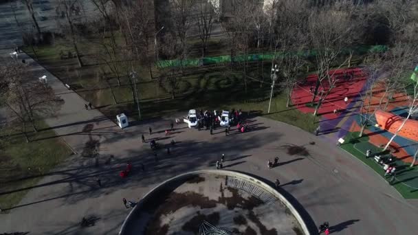 Dnipro Ukrajna Járőr Rendőrautó Parkol Fák Mögött Városi Parkban Meleg — Stock videók