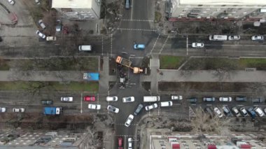 Ukrayna, Dnipro - 2019 Dnepr karayolu inşaatında çok çalışan erkekler.