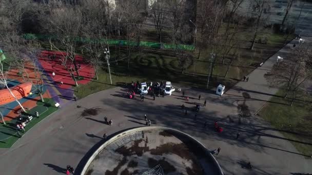 乌克兰第聂伯 巡逻车停在城市公园的树后 温暖的春天 周围树上新鲜的绿叶 — 图库视频影像