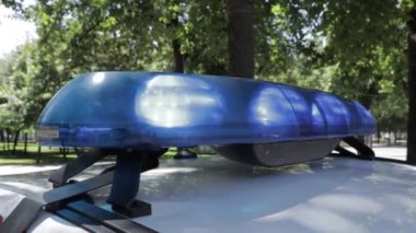 Dnipro Ukrayna Dnepr 2019 Devriye arabası kavşakta çocuklar bir polis arabası dekore ettiler Devriye polis arabası yol ayrımında. Polis arabası Ukrayna bayrağına karşı.