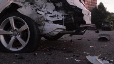 Trafik kazası: Sağlık görevlileri ve İtfaiyeciler Yaralı Kurbanlar 'ı Kurtarıyor. Sıhhiyeciler şokta olan bir kadın yolcuya ilk yardım yaptı. İtfaiyeciler Hidrolik Kesiciler Kullansın