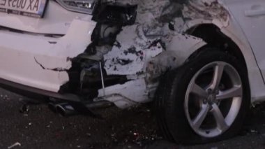 Trafik kazası: Sağlık görevlileri ve İtfaiyeciler Yaralı Kurbanlar 'ı Kurtarıyor. Sıhhiyeciler şokta olan bir kadın yolcuya ilk yardım yaptı. İtfaiyeciler Hidrolik Kesiciler Kullansın