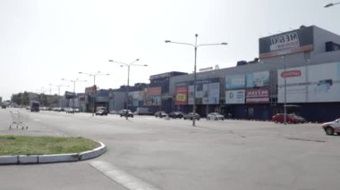 Trafik kazası: Sağlık görevlileri ve İtfaiyeciler Yaralı Kurbanlar 'ı Kurtarıyor. Sıhhiyeciler şokta olan bir kadın yolcuya ilk yardım yaptı. İtfaiyeciler Hidrolik Kesiciler Kullansın