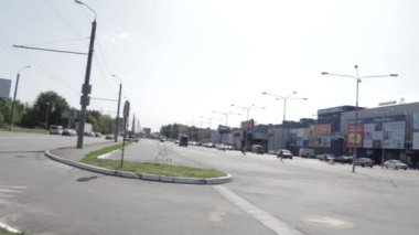 Trafik kazası: Sağlık görevlileri ve İtfaiyeciler Yaralı Kurbanlar 'ı Kurtarıyor. Sıhhiyeciler şokta olan bir kadın yolcuya ilk yardım yaptı. İtfaiyeciler Hidrolik Kesiciler Kullansın