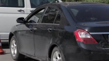 Trafik kazası: Sağlık görevlileri ve İtfaiyeciler Yaralı Kurbanlar 'ı Kurtarıyor. Sıhhiyeciler şokta olan bir kadın yolcuya ilk yardım yaptı. İtfaiyeciler Hidrolik Kesiciler Kullansın