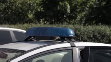 Trafik kazası: Sağlık görevlileri ve İtfaiyeciler Yaralı Kurbanlar 'ı Kurtarıyor. Sıhhiyeciler şokta olan bir kadın yolcuya ilk yardım yaptı. İtfaiyeciler Hidrolik Kesiciler Kullansın