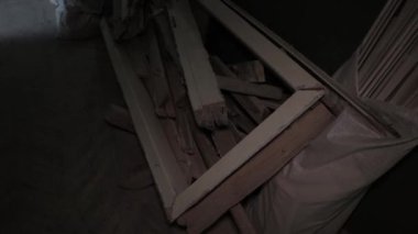 Ev ya da apartman onarımı ya da tadilatı. İnşaatta çalışan profesyonel.
