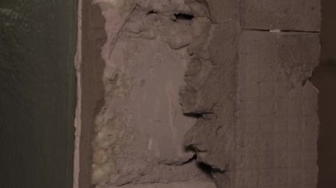 Ev ya da apartman onarımı ya da tadilatı. İnşaatta çalışan profesyonel.