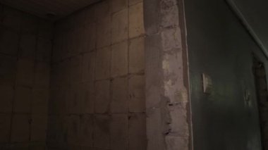 Ev ya da apartman onarımı ya da tadilatı. İnşaatta çalışan profesyonel.