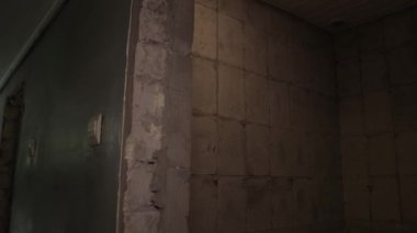 Ev ya da apartman onarımı ya da tadilatı. İnşaatta çalışan profesyonel.