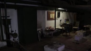 Ev ya da apartman onarımı ya da tadilatı. İnşaatta çalışan profesyonel.