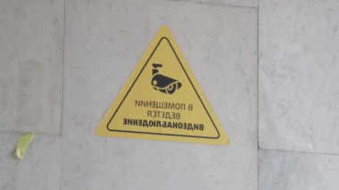 Ev ya da apartman onarımı ya da tadilatı. İnşaatta çalışan profesyonel.