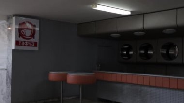 Ev ya da apartman onarımı ya da tadilatı. İnşaatta çalışan profesyonel.