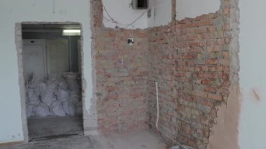 Ev ya da apartman onarımı ya da tadilatı. İnşaatta çalışan profesyonel.