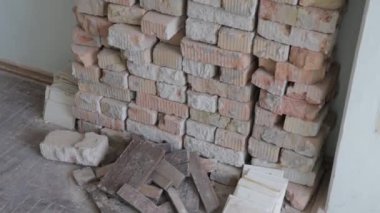 Ev ya da apartman onarımı ya da tadilatı. İnşaatta çalışan profesyonel.