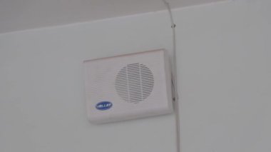 Ev ya da apartman onarımı ya da tadilatı. İnşaatta çalışan profesyonel.