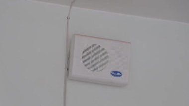 Ev ya da apartman onarımı ya da tadilatı. İnşaatta çalışan profesyonel.