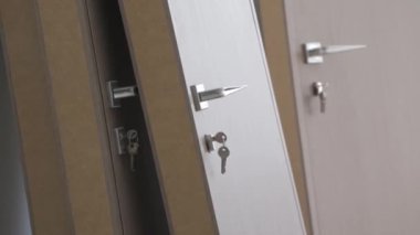 Ev ya da apartman onarımı ya da tadilatı. İnşaatta çalışan profesyonel.