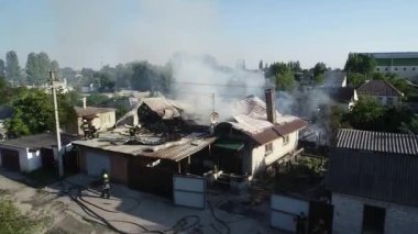büyük yangın ve siyah duman bir yükseklikten çekim