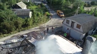 büyük yangın ve siyah duman bir yükseklikten çekim