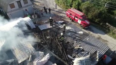 büyük yangın ve siyah duman bir yükseklikten çekim