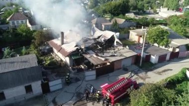 büyük yangın ve siyah duman bir yükseklikten çekim