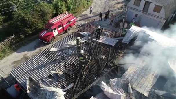 Gran Fuego Humo Negro Disparando Desde Una Altura — Vídeo de stock