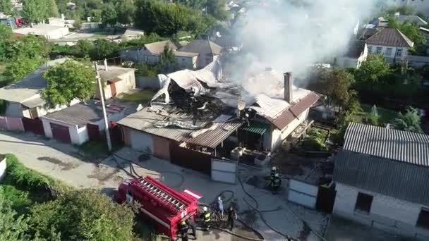 Gran Fuego Humo Negro Disparando Desde Una Altura — Vídeo de stock