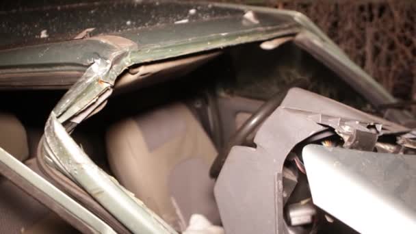 Сломанная Машина После Аварии Дым Выходит Капота — стоковое видео