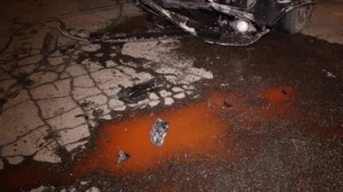 Ukrayna Dnipro Dnepr Polisi Toronto kavşağındaki dramatik araba kazası sahnesini araştırıyor.