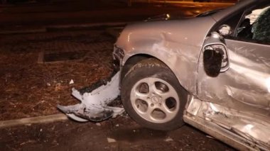 Ukrayna Dnipro Dnepr Polisi Toronto kavşağındaki dramatik araba kazası sahnesini araştırıyor.