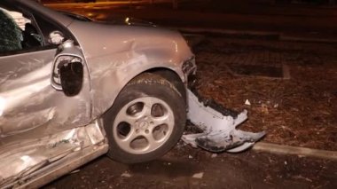 Ukrayna Dnipro Dnepr Polisi Toronto kavşağındaki dramatik araba kazası sahnesini araştırıyor.