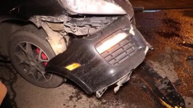 Ukrayna Dnipro Dnepr Polisi Toronto kavşağındaki dramatik araba kazası sahnesini araştırıyor.