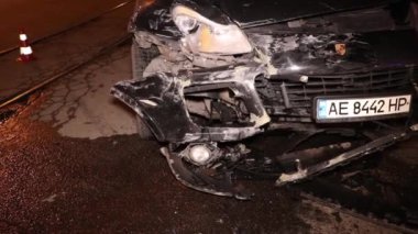Ukrayna Dnipro Dnepr Polisi Toronto kavşağındaki dramatik araba kazası sahnesini araştırıyor.