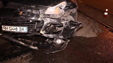 Ukrayna Dnipro Dnepr Polisi Toronto kavşağındaki dramatik araba kazası sahnesini araştırıyor.