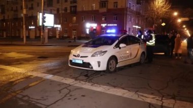 Ukrayna Dnipro Dnepr Polisi Toronto kavşağındaki dramatik araba kazası sahnesini araştırıyor.